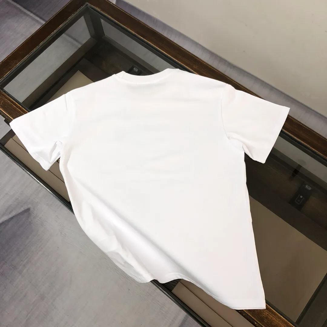 P180 Stone Island Stone Island 2025 latest T-shirt, couple style ~ Original order, stylish and casual short T-shirt, specially made of customized cotton fabric ~ Cotton T-shirt ~ Pre-washed to prevent deformation and shrinkage problem, more comfortable and breathable on the body ~ All available from stock ~ Unique design style, trendy must-have item, complete with three standards 👍 Color: black/white Size: S M L XL (larger version, please indicate your height and weight when placing an order)